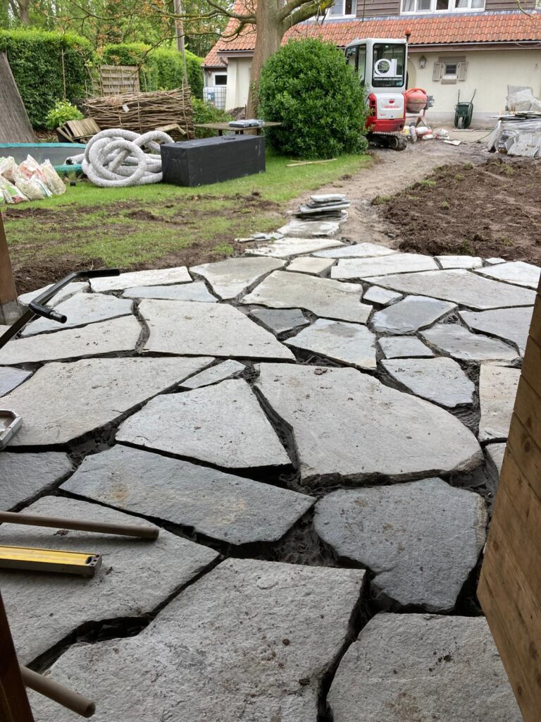 Tuinaanleg project in Ranst: Kavala Flagstone terras met aansluitend grindterras