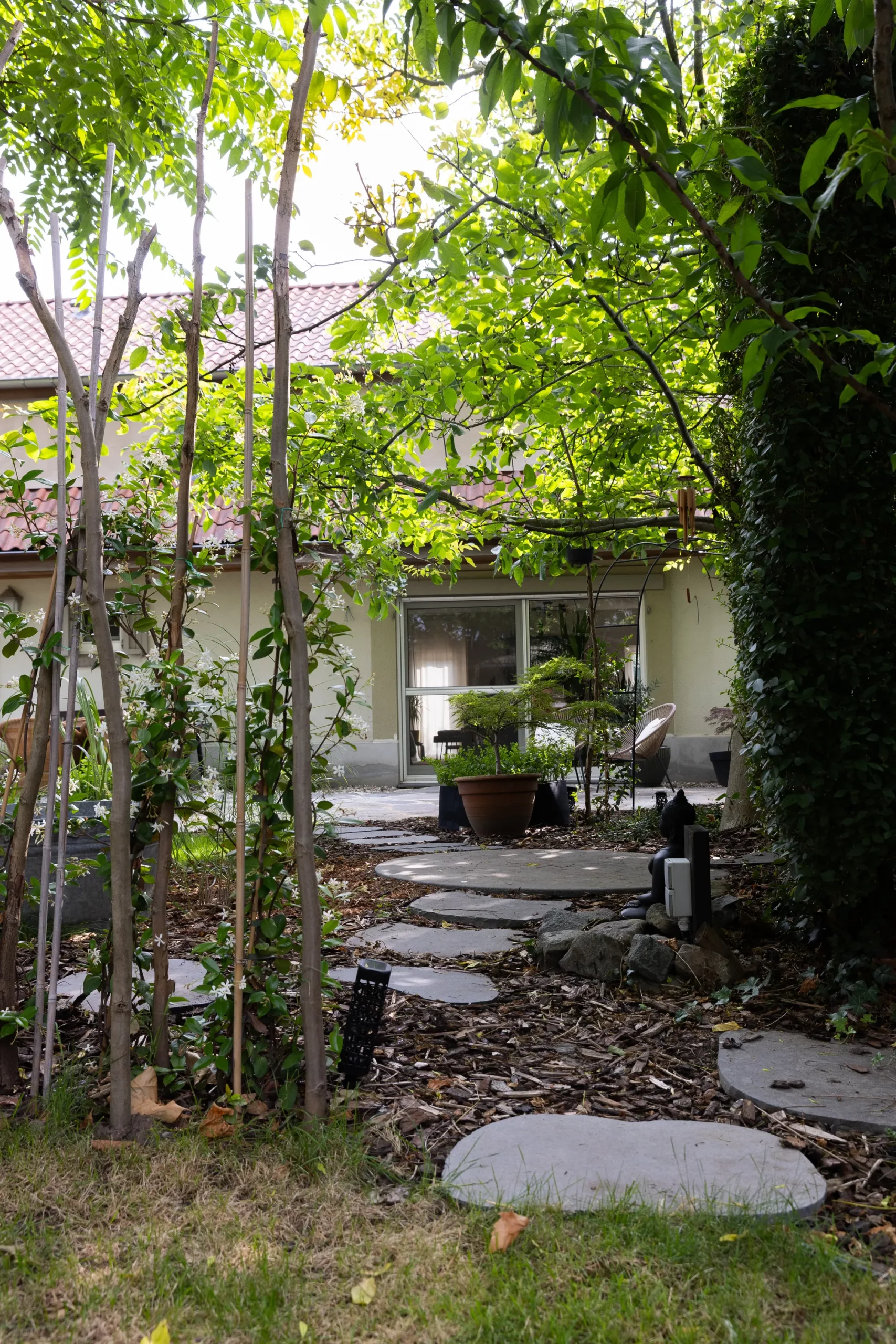 Zachte lijnen, slimme opbouw: deze tuin is helemaal klaar voor elk seizoen.