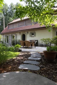 Twee terrassen met Kavala Flagstones en slingerend pad